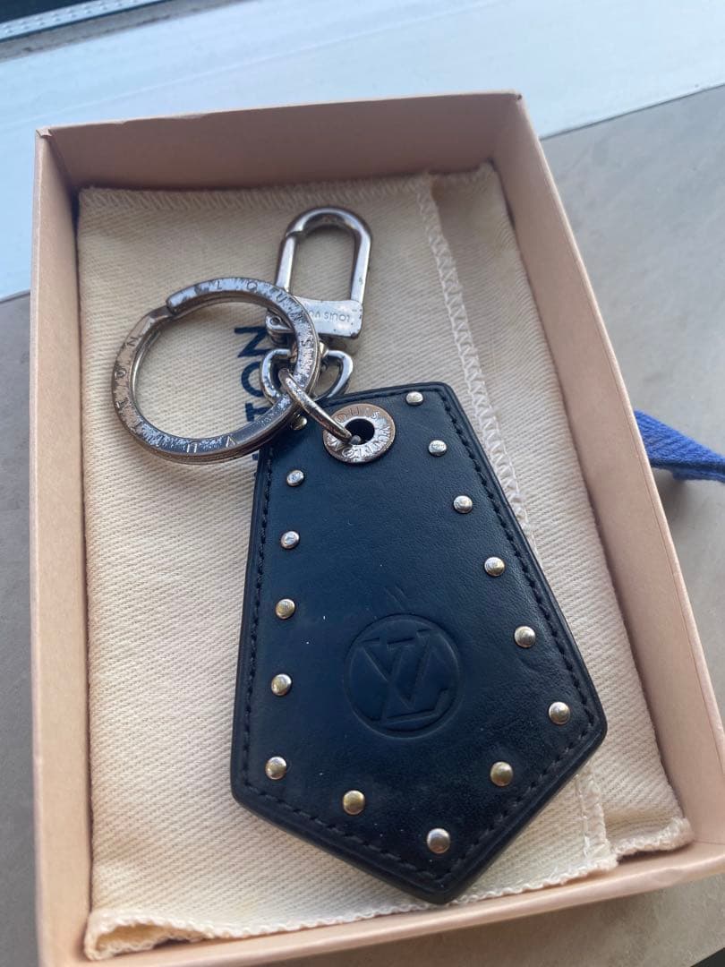 Louis Vuitton スタッズ付きキーホルダー