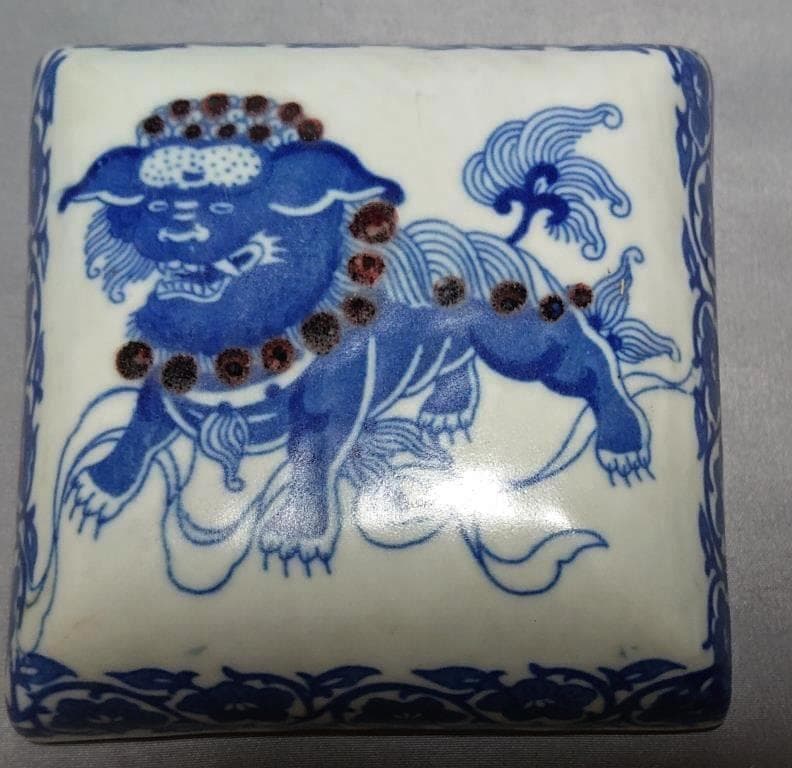 旧家蔵出し　清時代　「大清乾隆年製」在銘　青花獅子文盒子　見込み:唐子図