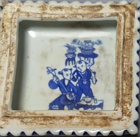 旧家蔵出し　清時代　「大清乾隆年製」在銘　青花獅子文盒子　見込み:唐子図