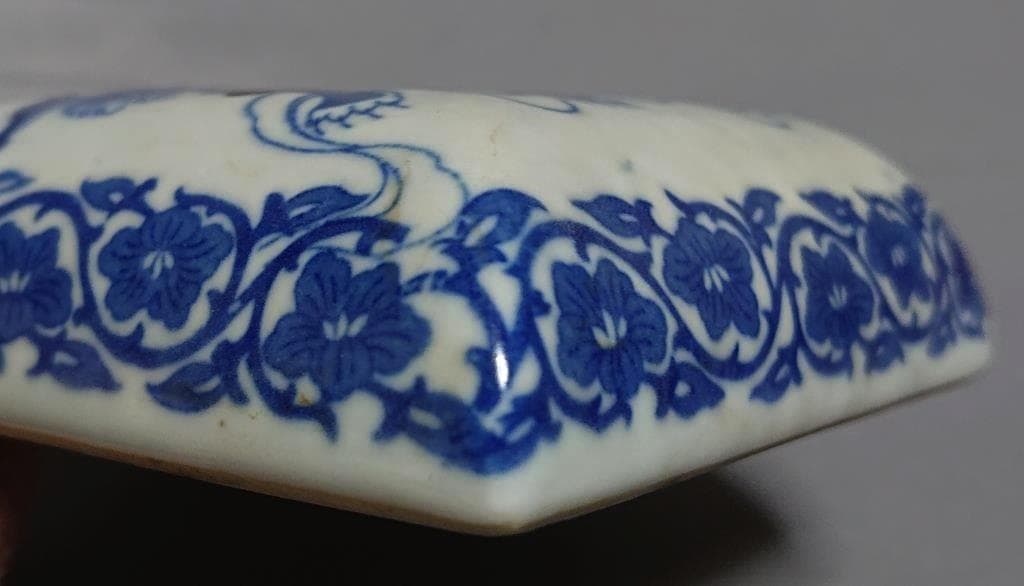 旧家蔵出し　清時代　「大清乾隆年製」在銘　青花獅子文盒子　見込み:唐子図