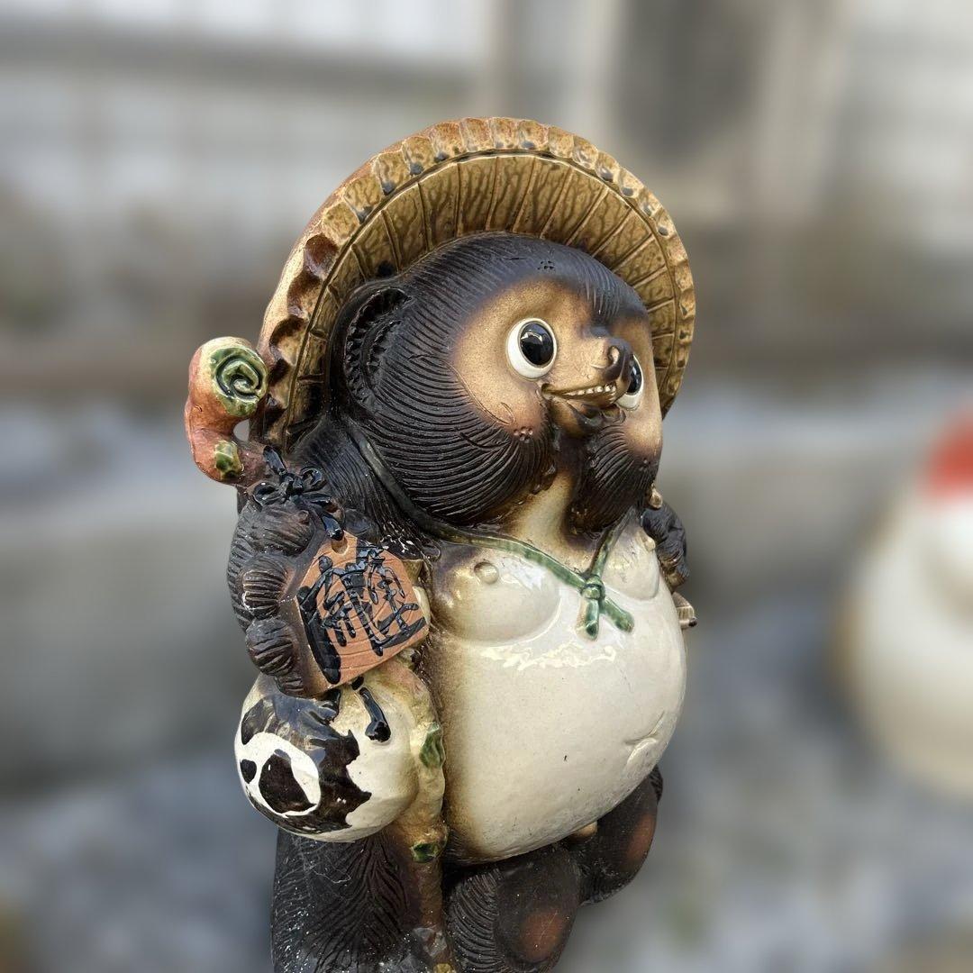 たぬきの陶器置物