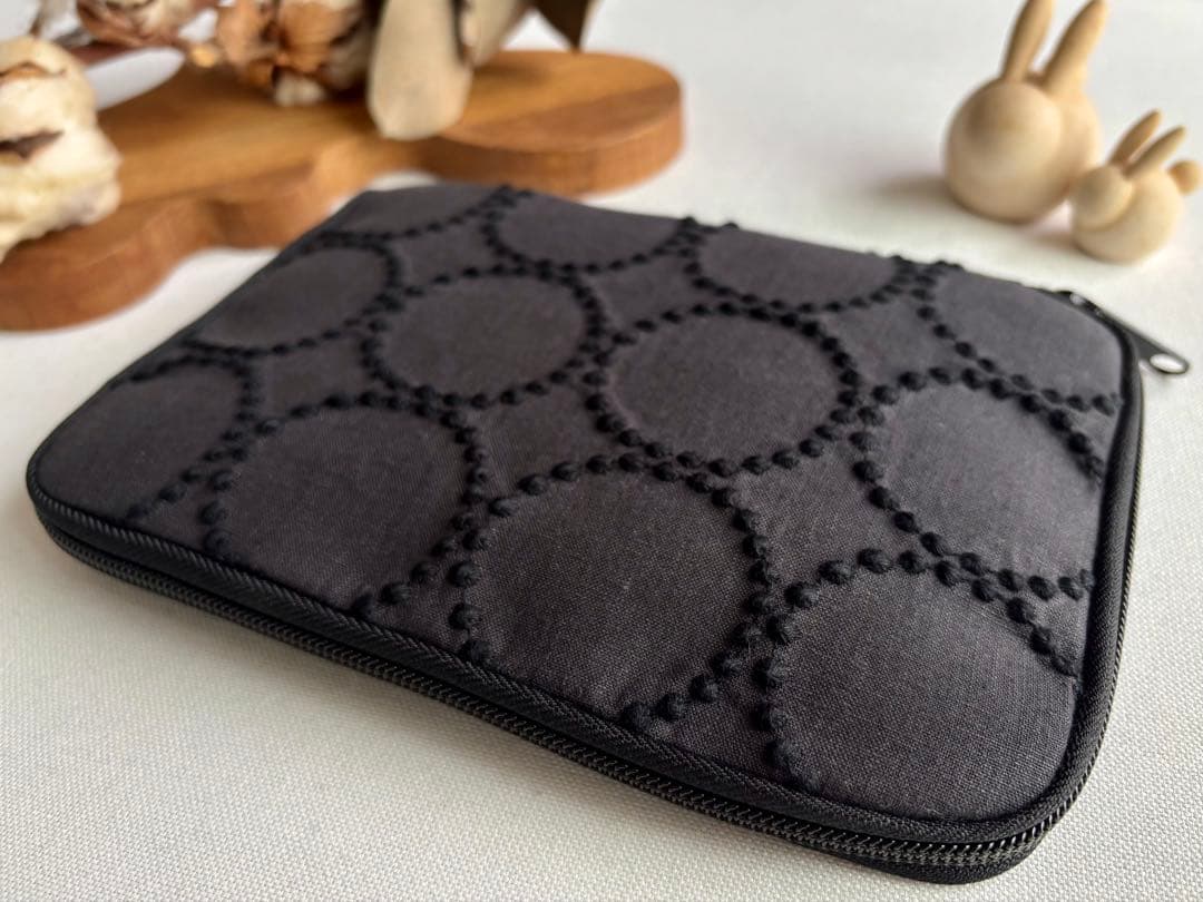 ★だみ【スマホショルダー／マルチケース】タンバリンチャコール×ブラック