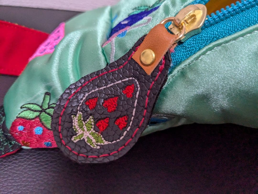 uloco ウエストポーチ　刺繍いちご柄　新品（週末限定お値下げ）