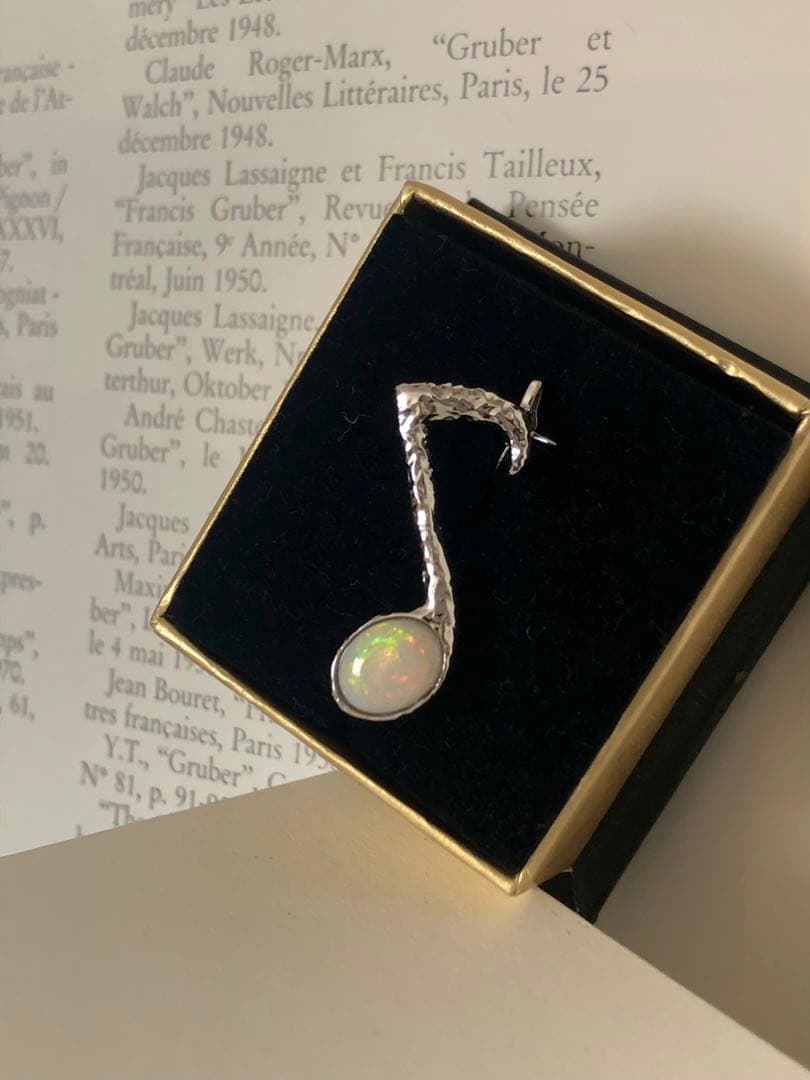 オパール　音符ブローチ