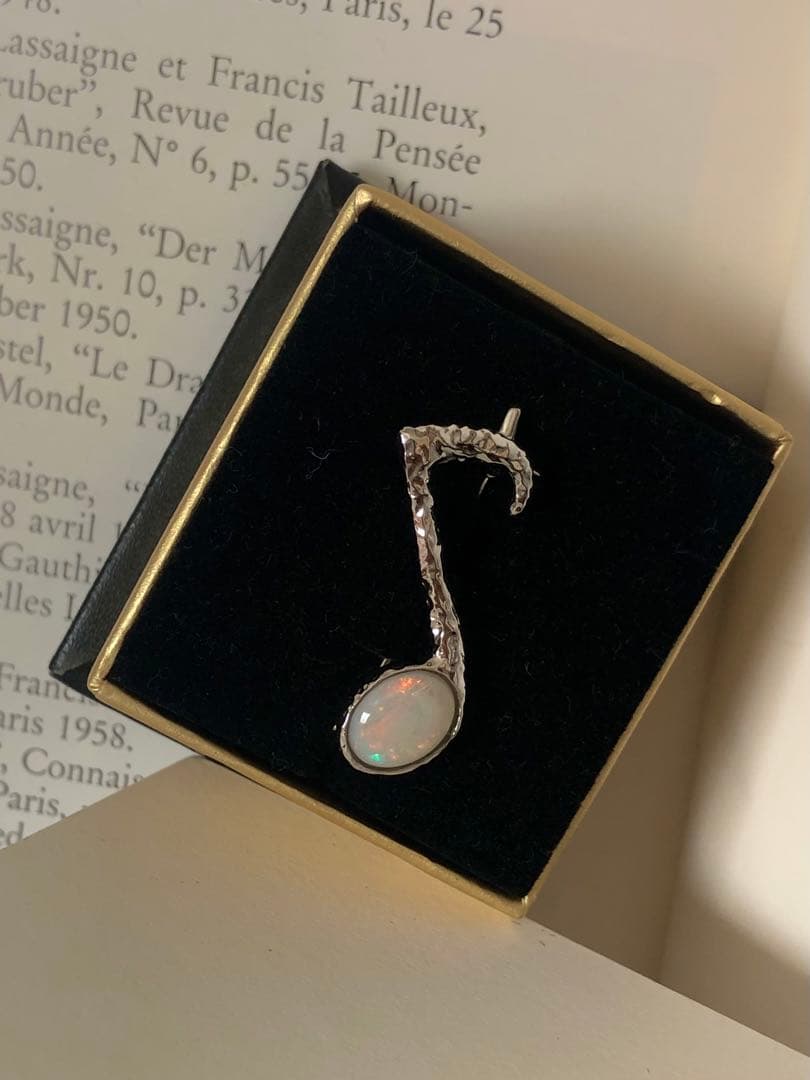 オパール　音符ブローチ