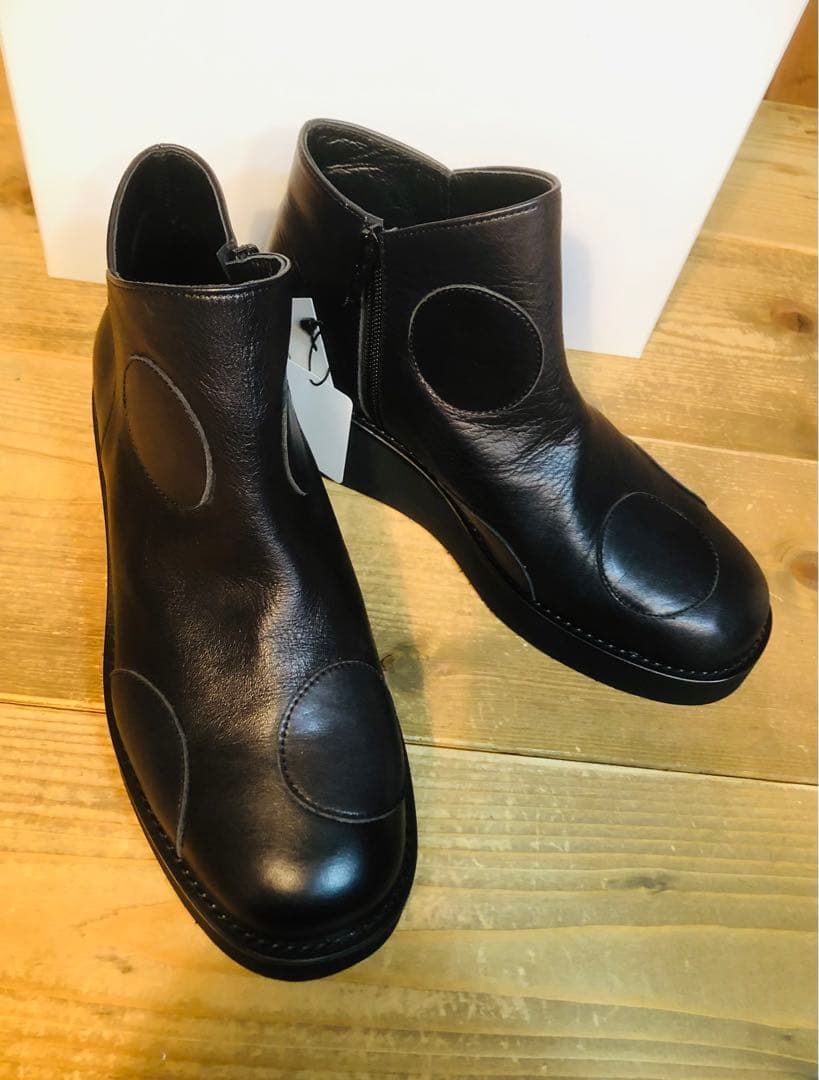 Qreal ★ ドット柄デザインショートブーツ革靴（新品タグ付）