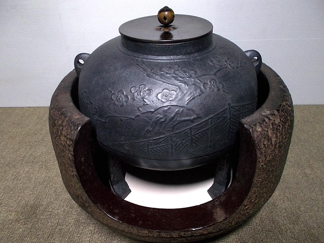 茶道具 鉄鋳物 茶釜 未使用五徳 風炉 桜地紋 底瓦 送料込み