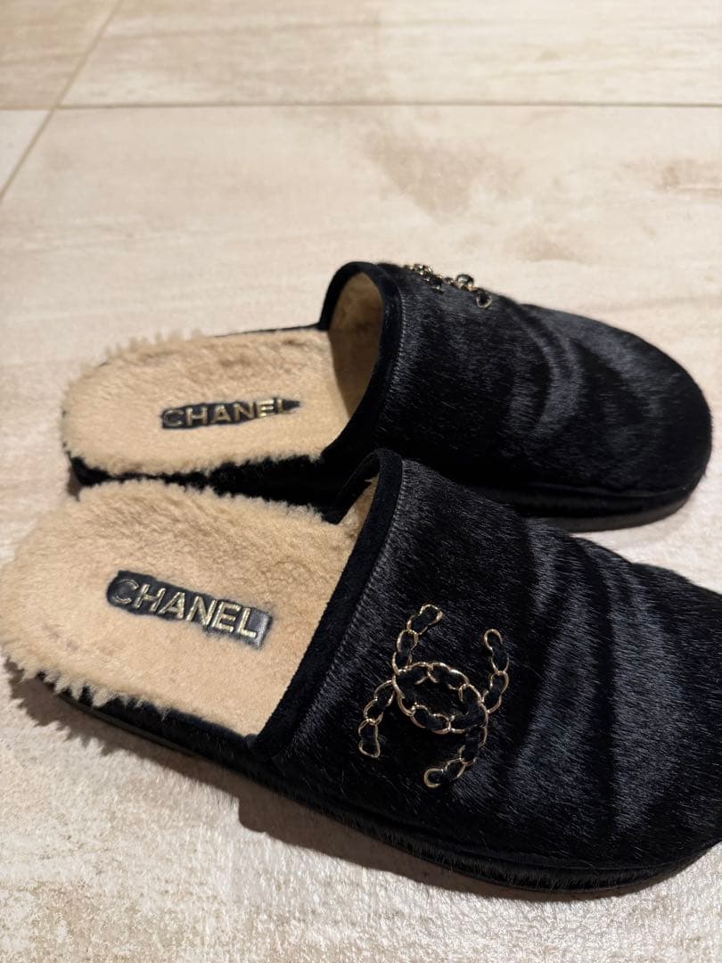 CHANEL ブラックファーミュール