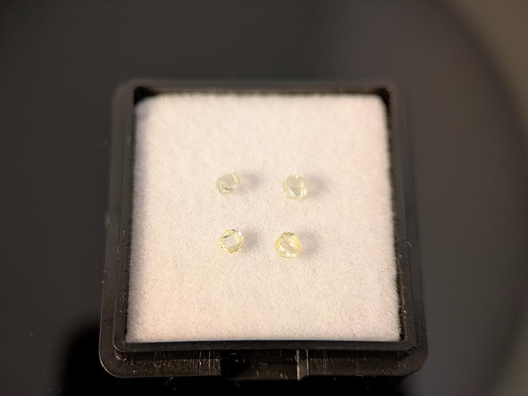 蛍光ダイヤモンド原石４色セット　計0.37カラット　ボツワナ産