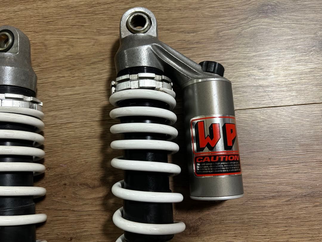 D*n様 WPサスペンション　ホワイトパワー　リアサスペンション　Vmaxから取