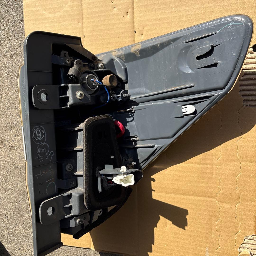 トヨタ20系ヴェルファイア前期　純正テールランプ　左クオーター側