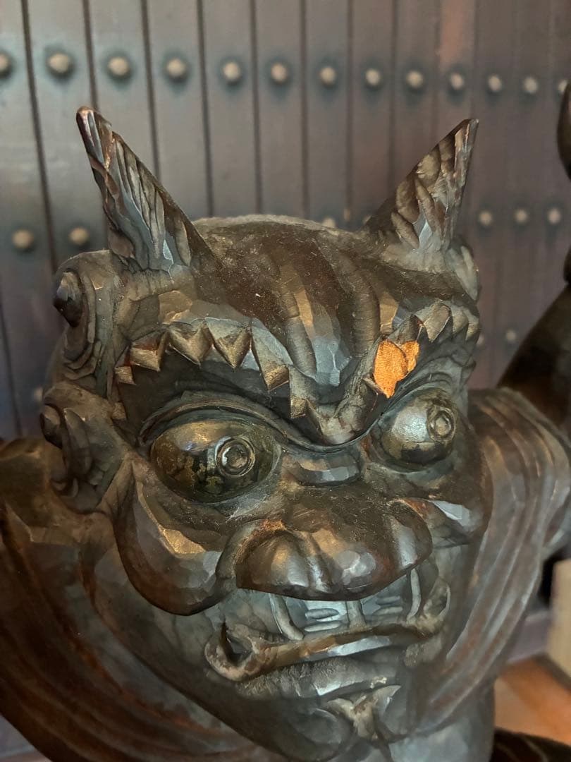 漆黒の鬼の軸受け　黒漆が塗布された鬼 掛け軸　ノミでザクザク彫られた鬼