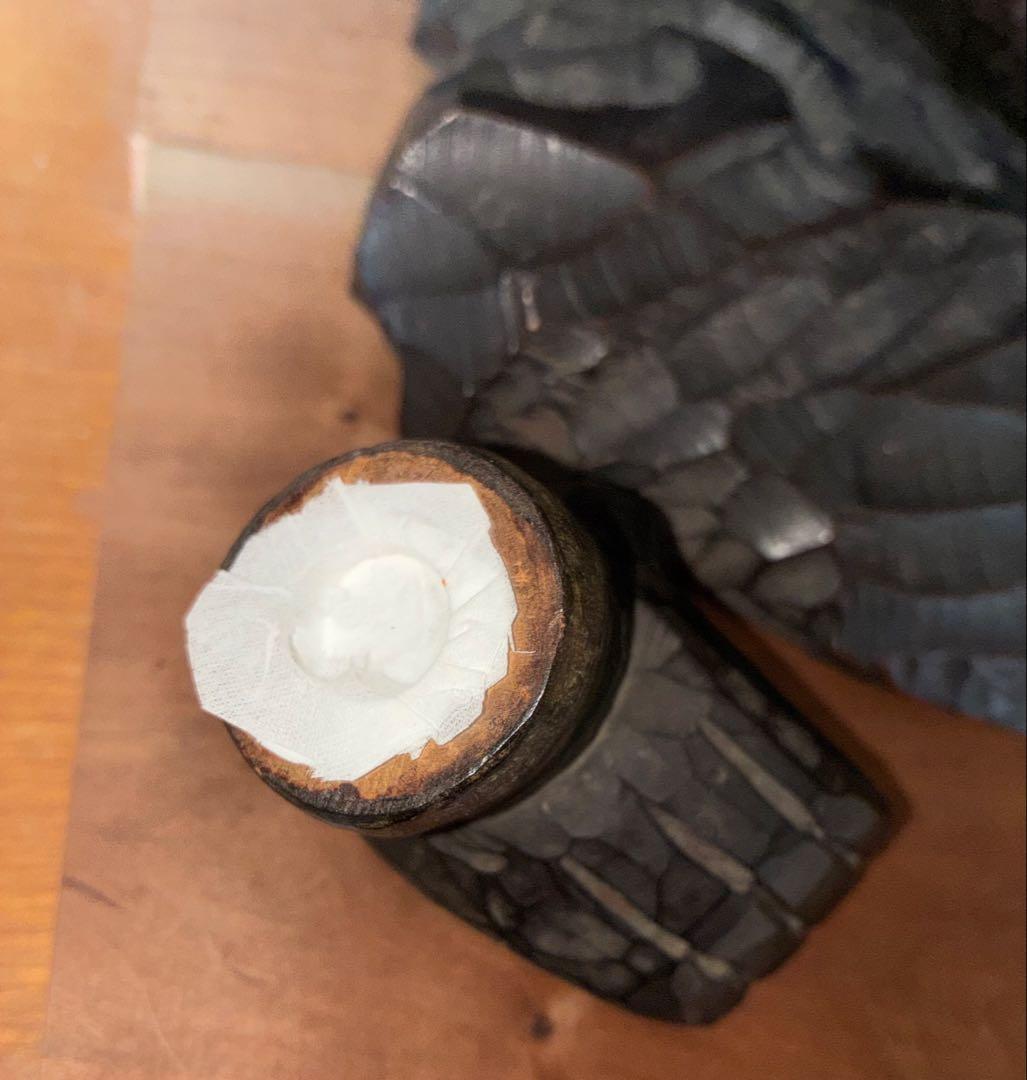 漆黒の鬼の軸受け　黒漆が塗布された鬼 掛け軸　ノミでザクザク彫られた鬼