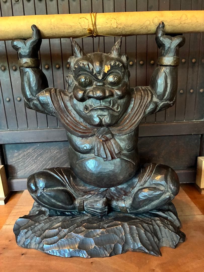 漆黒の鬼の軸受け　黒漆が塗布された鬼 掛け軸　ノミでザクザク彫られた鬼