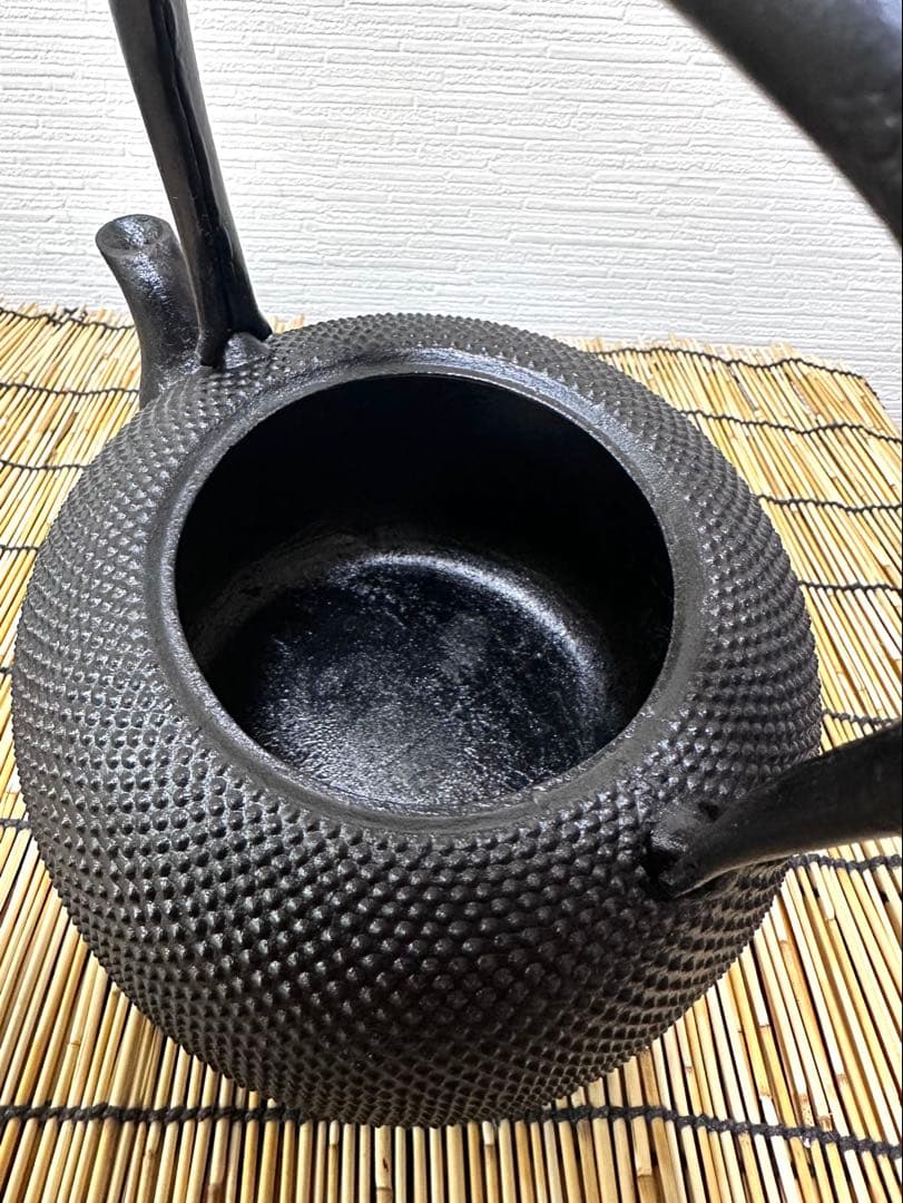 未使用品、付属品付　南部成龍堂鋳造所　伝統工芸士及川光正(齋峰)１８型　南部鉄瓶