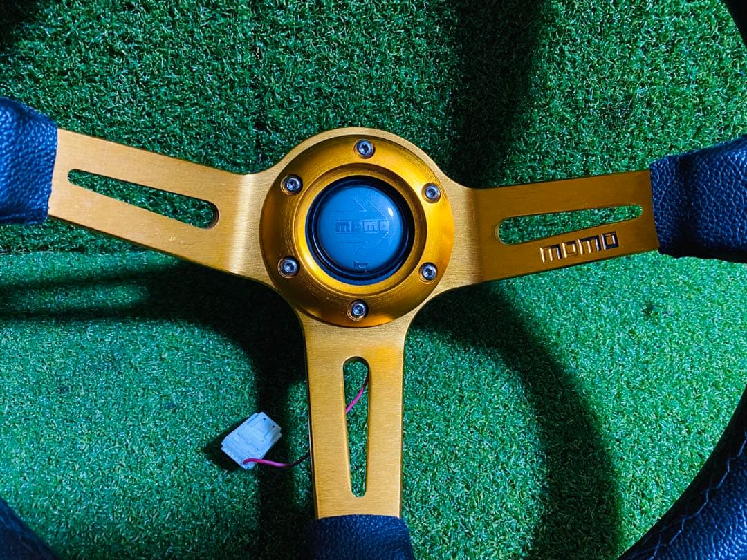 MOMO ステアリング 黒・オレンジ