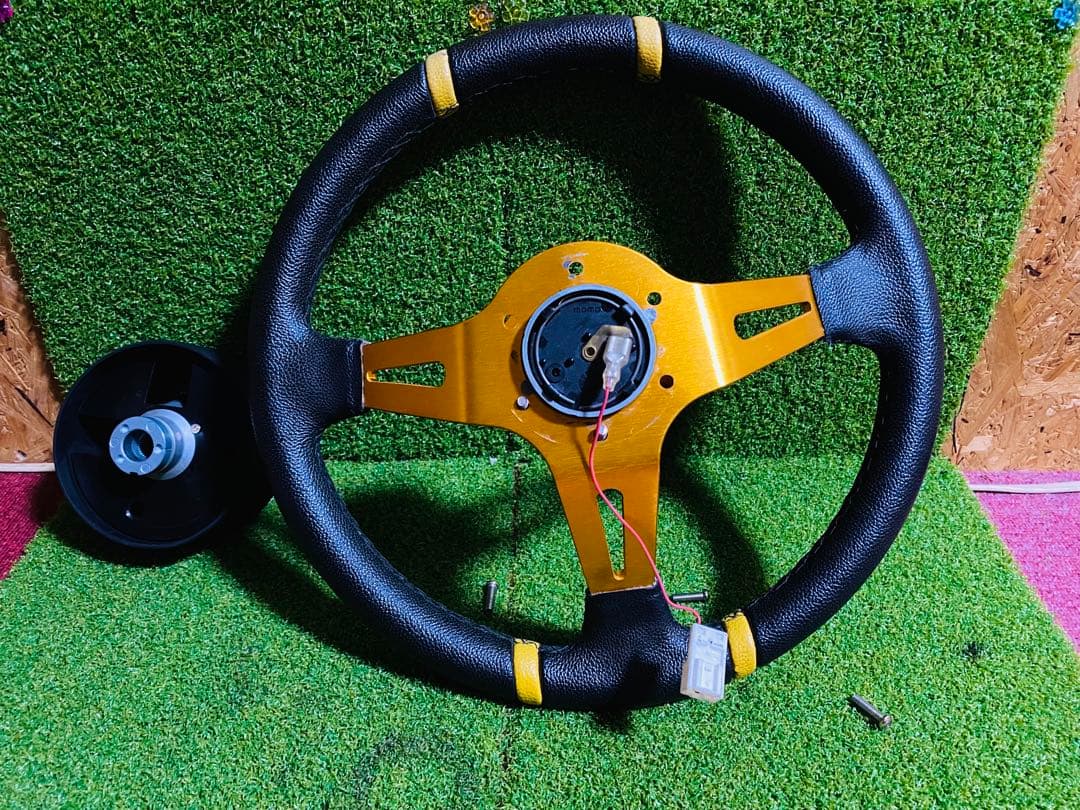 MOMO ステアリング 黒・オレンジ