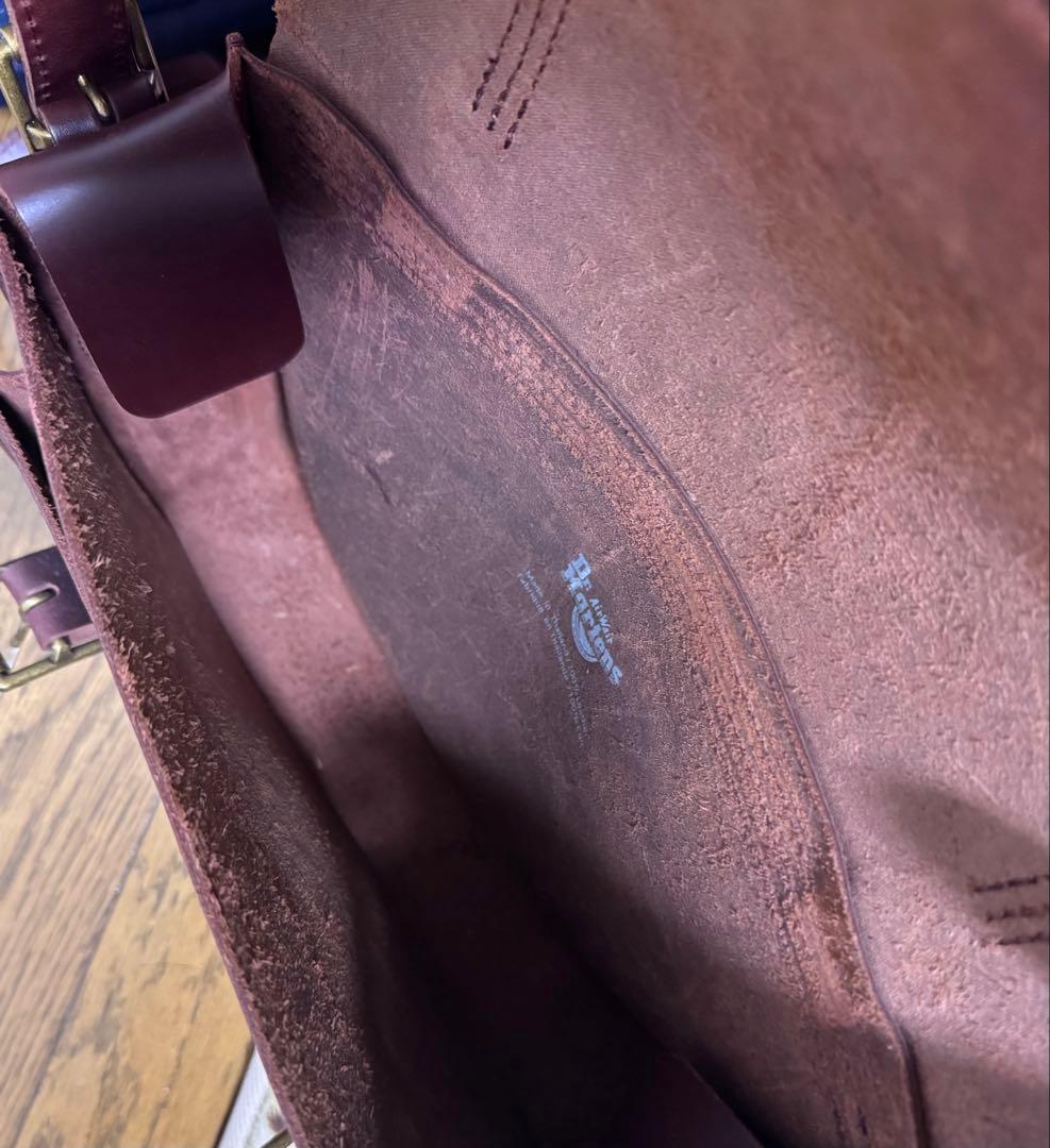 Dr. Martens 11インチ サッチェルバッグ バーガンディ レザー