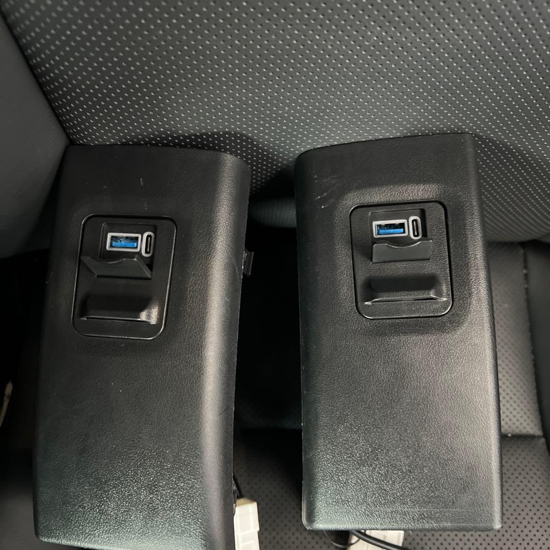 アルファード30 2列目シート用 USBポート付きブラックコンソールボックス