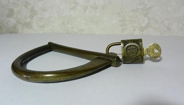 真鍮製半円状オブジェ（米国「ＹＡＬＥ（エール）社」ロゴ入南京錠付き）