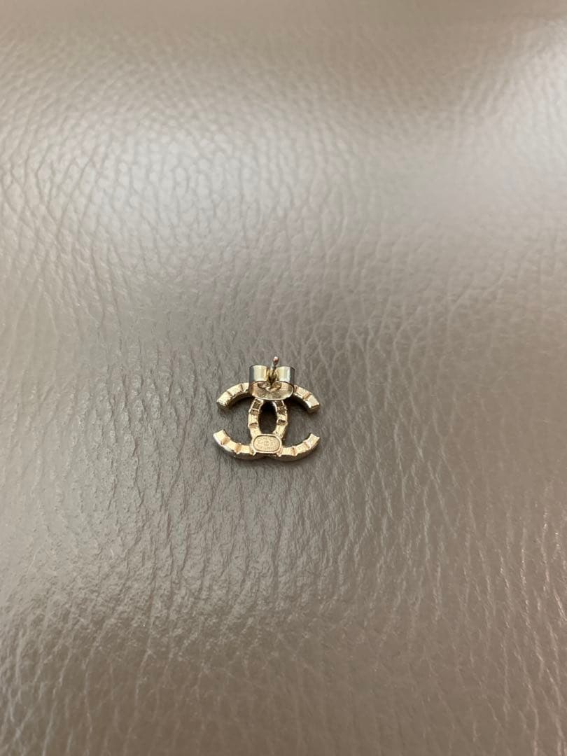 片耳のみ　CHANEL 定番　ロゴ ピアスココマーク　シャネル　ゴールド