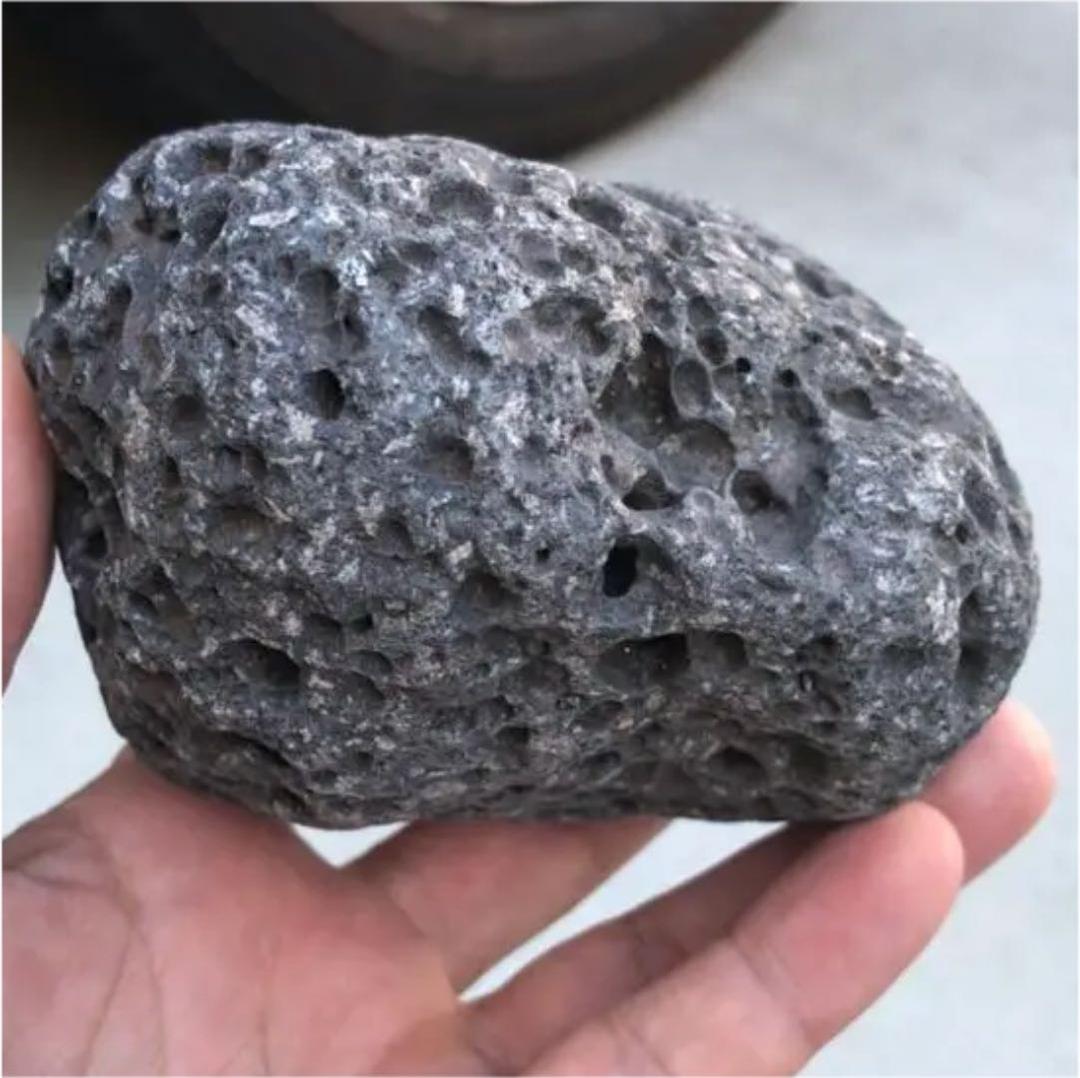 まん丸溶岩石◼️溶岩の穴がボコボコとあいていてかなりステキな雰囲気です。