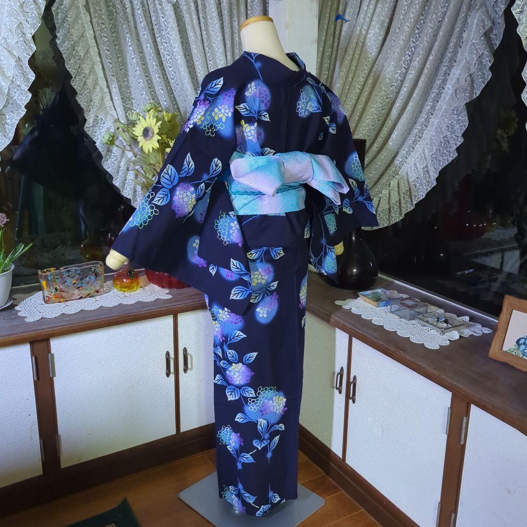 紺の地に、薄紫の紫陽花がほんのりと浮き立つ美しい注染めの浴衣です
