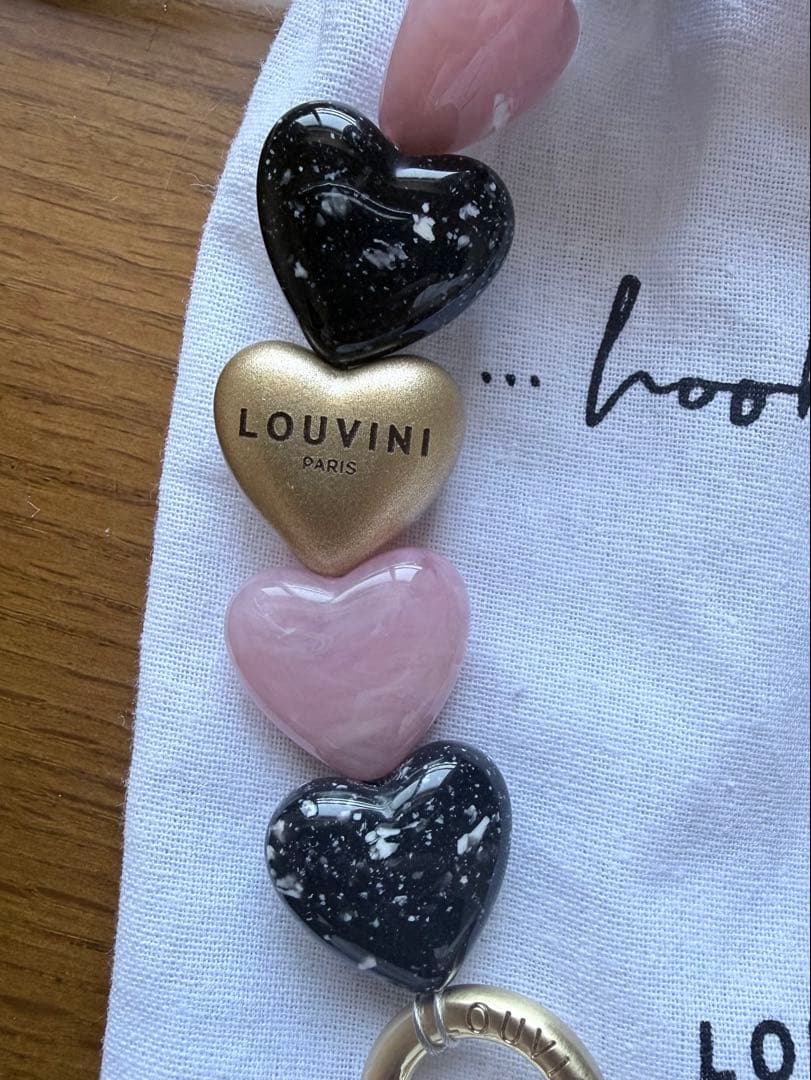 【LOUVINI】 ハンドストラップPETIT CUORE　BLACK-PINK