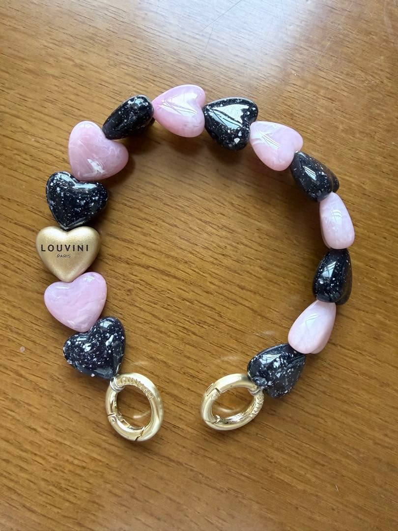 【LOUVINI】 ハンドストラップPETIT CUORE　BLACK-PINK