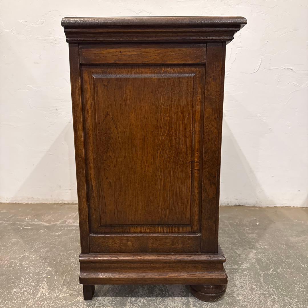 ヴィンテージ　木製サイドテーブル　ベッドサイドテーブル　扉収納付き　フランス