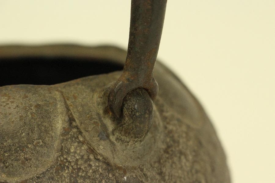 有山金生堂造 丸形 輪花 鉄瓶 在銘 時代物(A924)