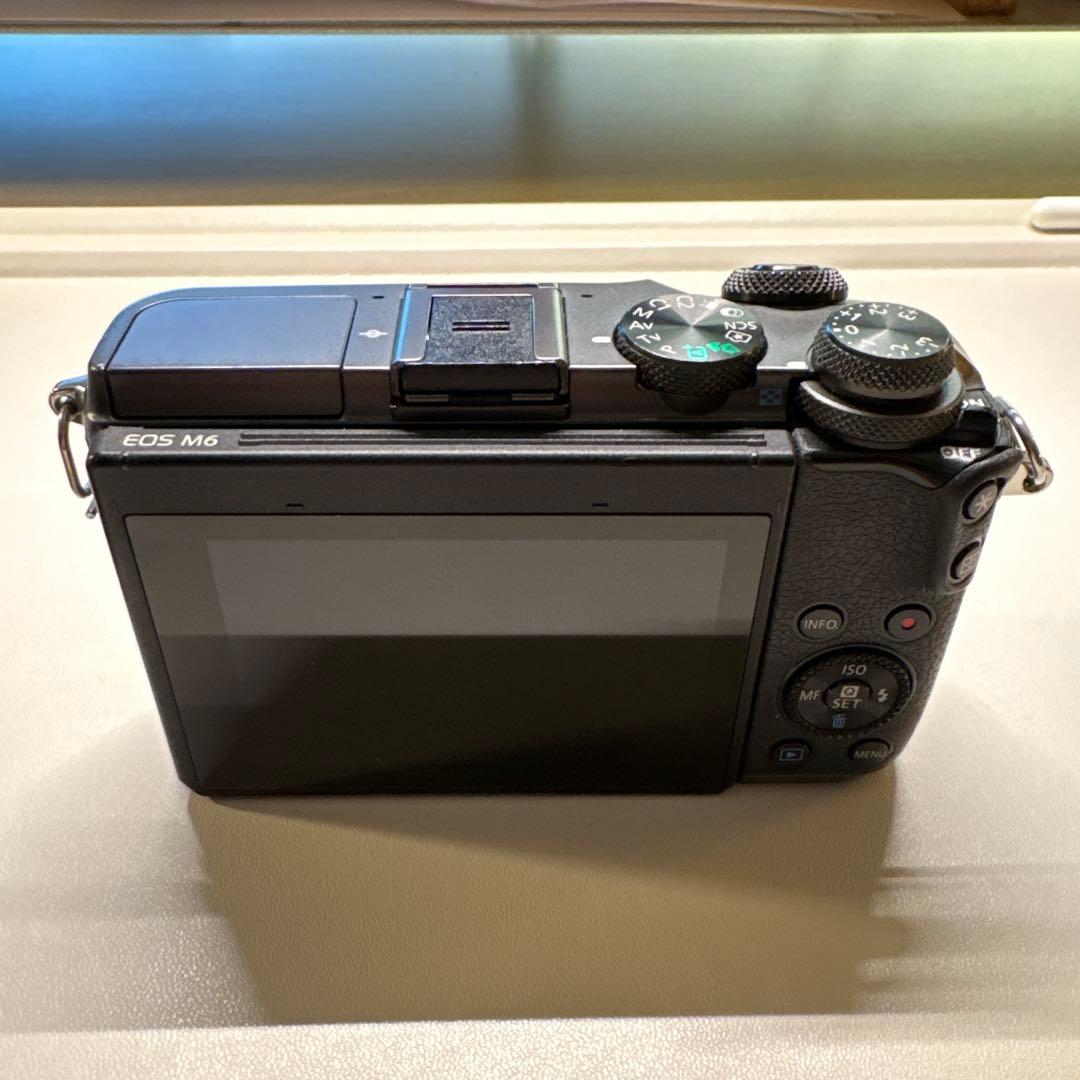 【hiro】Canon EOS M6 ミラーレスカメラ 本体とバッテリー2