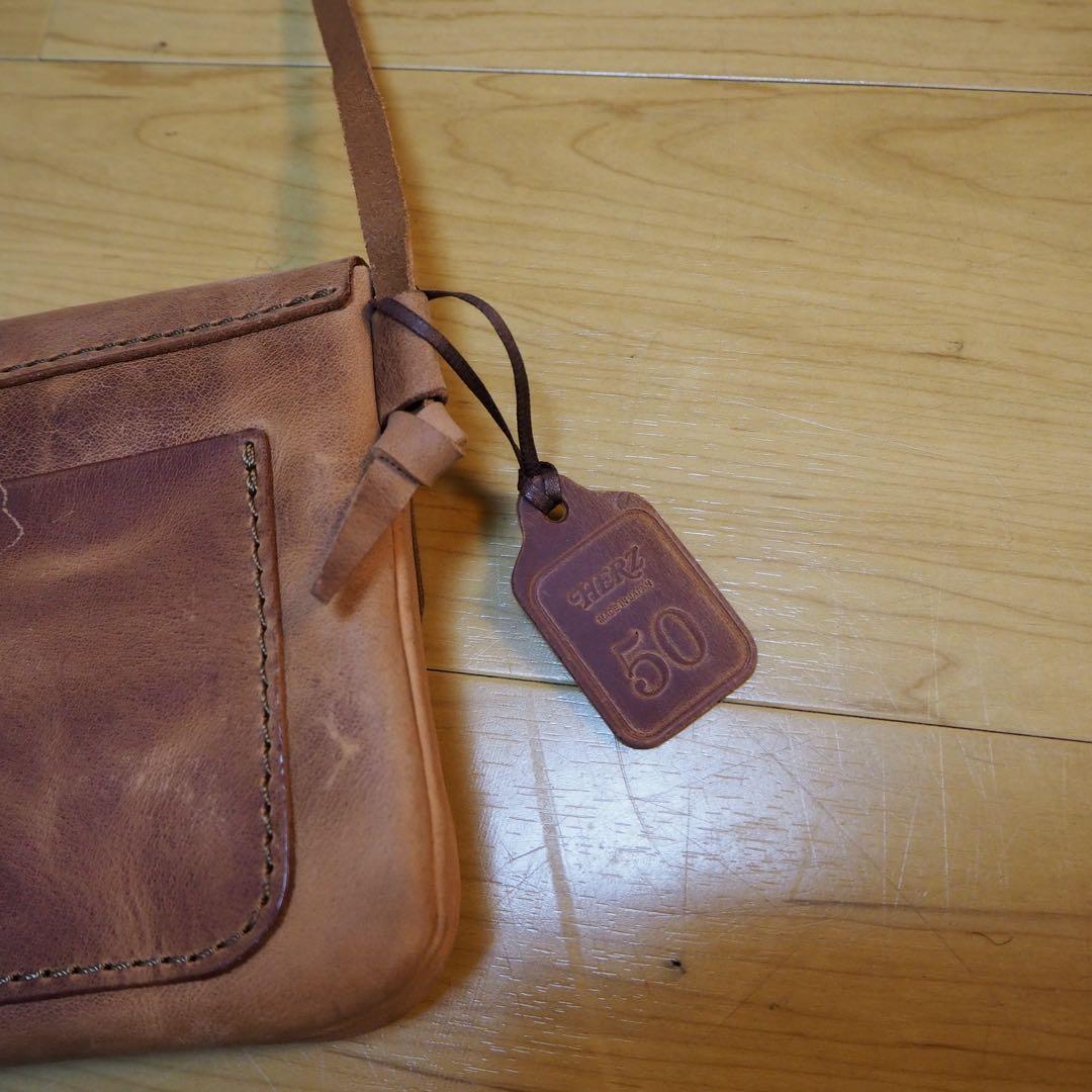 HERZ 2部屋サコッシュ(CP-9) ヘルツ　プルアップ　レザー　キャメル