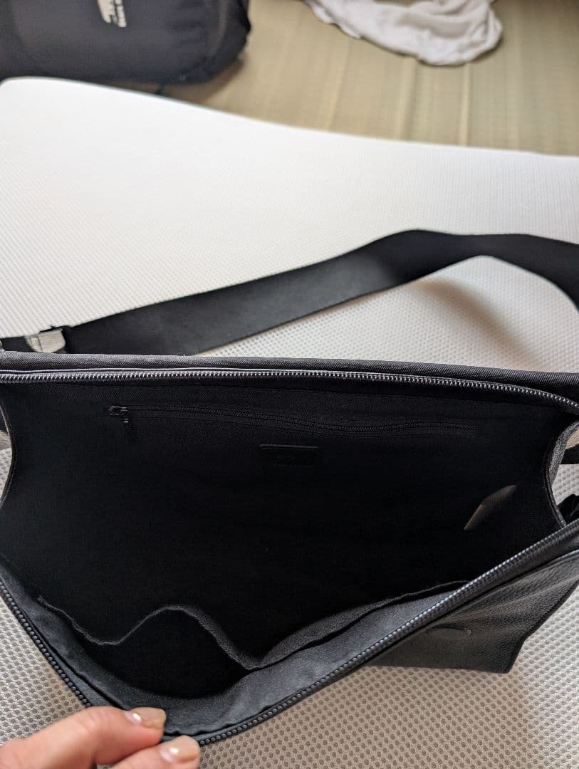 黒レザー ボディバッグ 白黒ストラップ