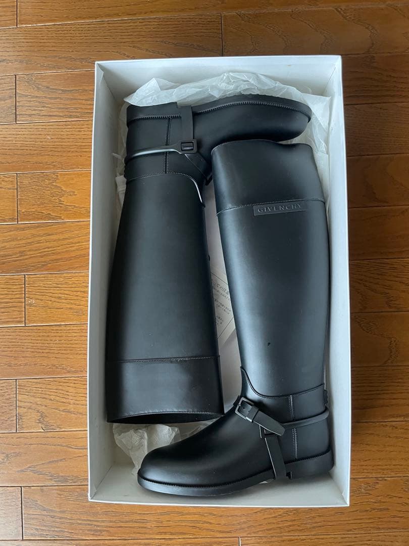 ピンクの猫 GIVENCHY ジバンシー・エンボス加工レインブーツ