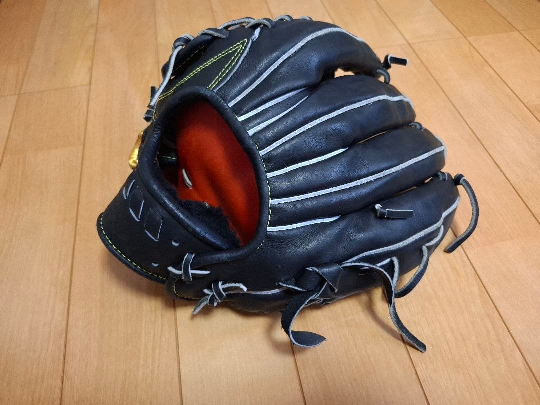 硬式野球グローブ 黒 レザー ゴールド刺繍