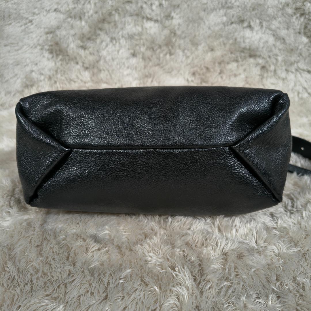 イアパピヨネ　軽量　本革　ボックスミニショルダーバッグ ブラック　レザー