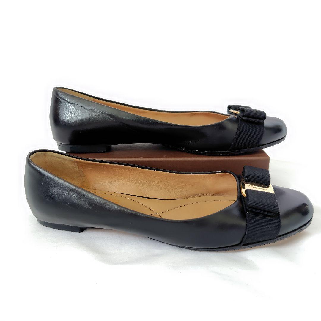 モデルサイズ☆良品❤【フェラガモ】ヴァリナ ヴァラ フラットシューズ 黒