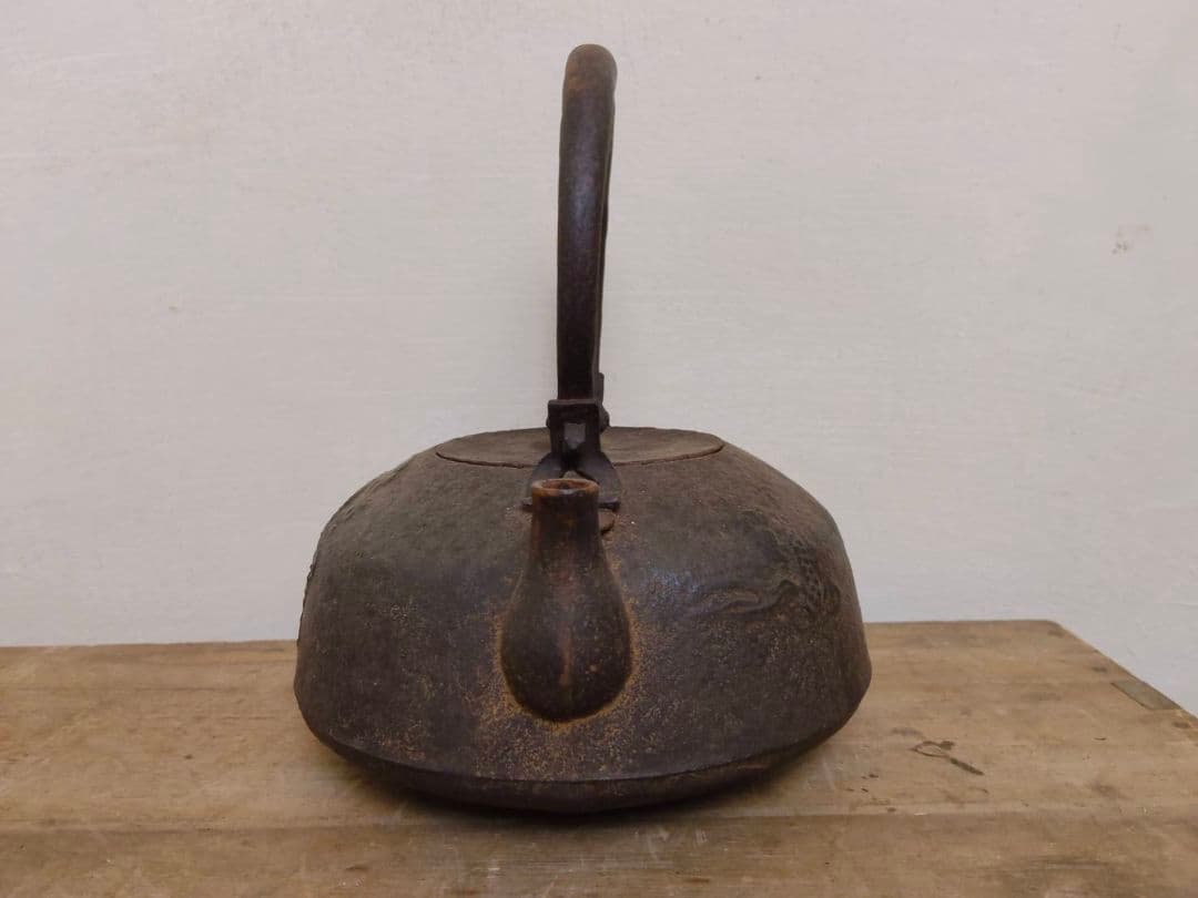 ★南部釜師 及川鉄作 雲龍紋平丸形鉄瓶 茶道具　レトロ　当時物　アンティーク