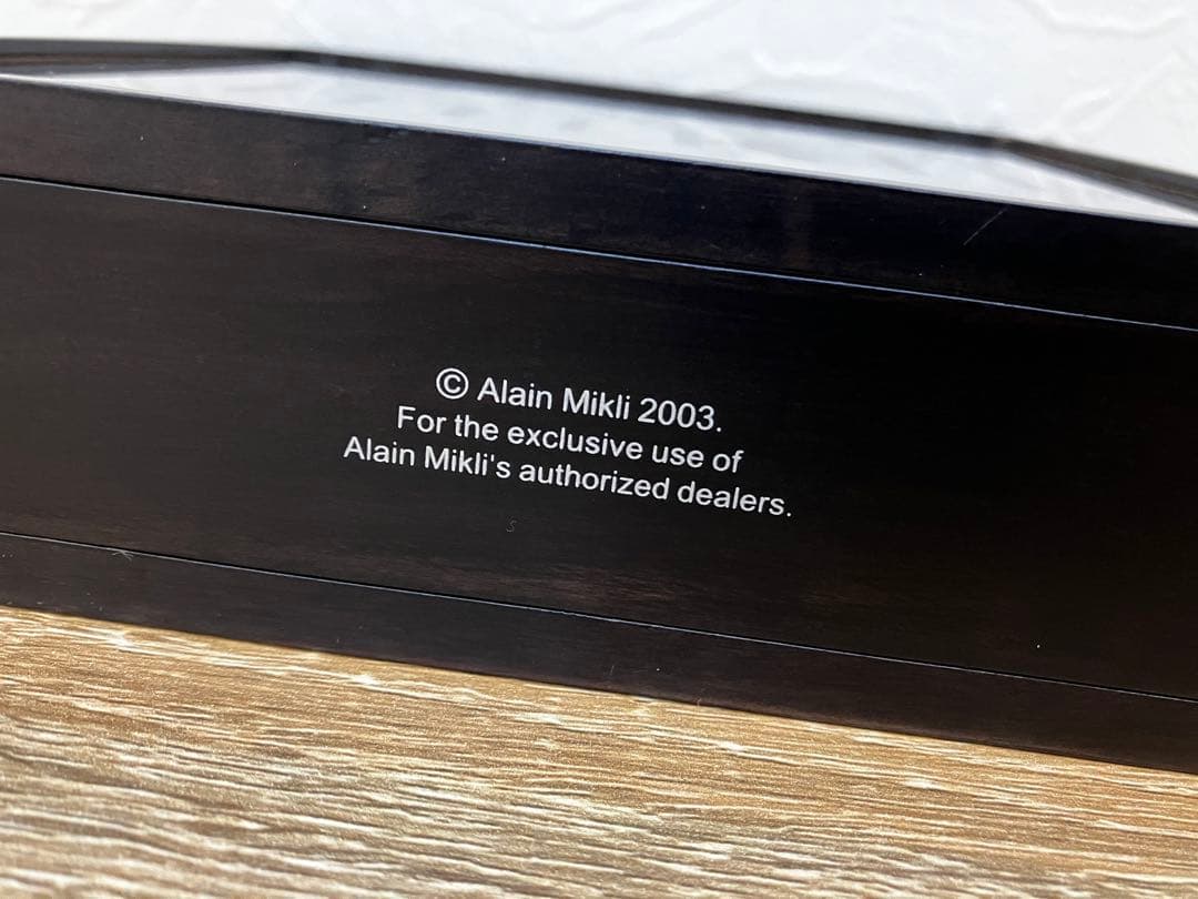 alainmikli アランミクリ ブランド ロゴ ディスプレイ