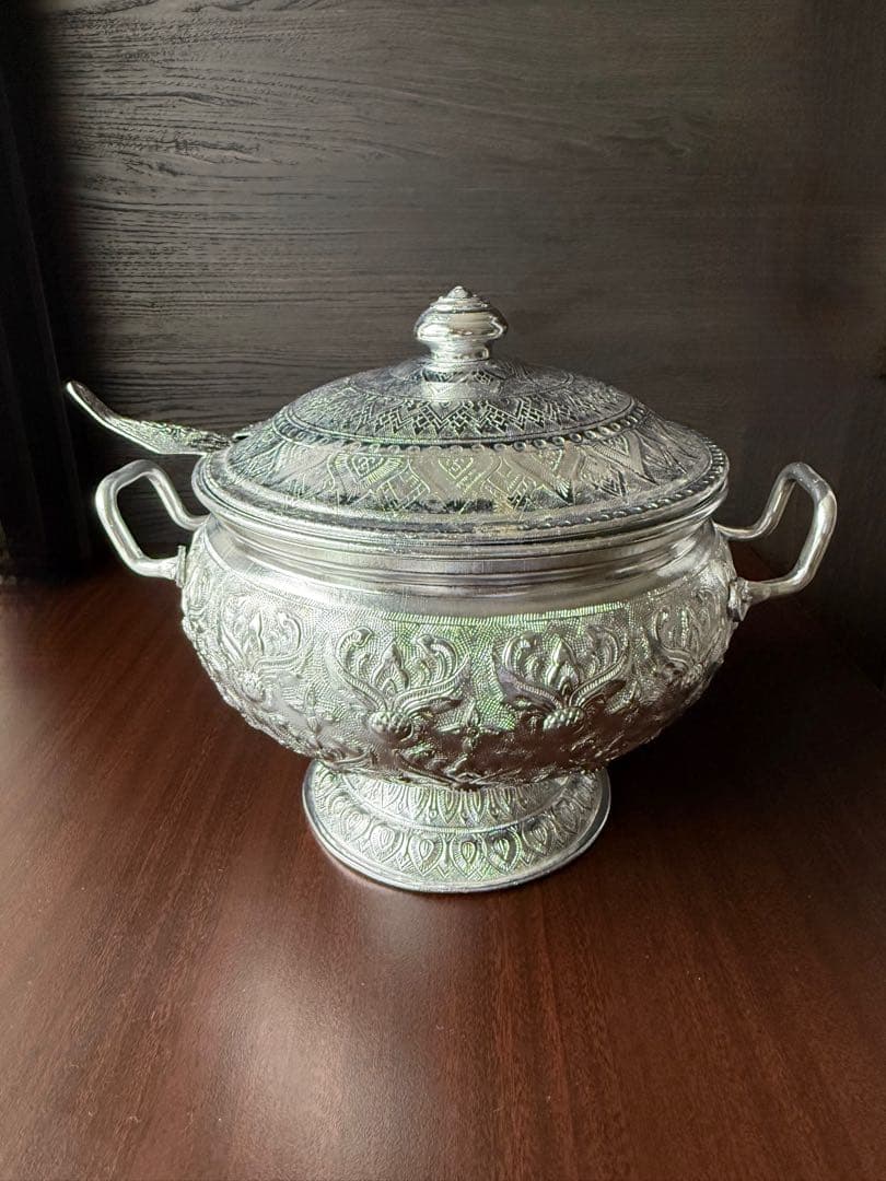 装飾的な鍋 蓋付き 直径約25cm