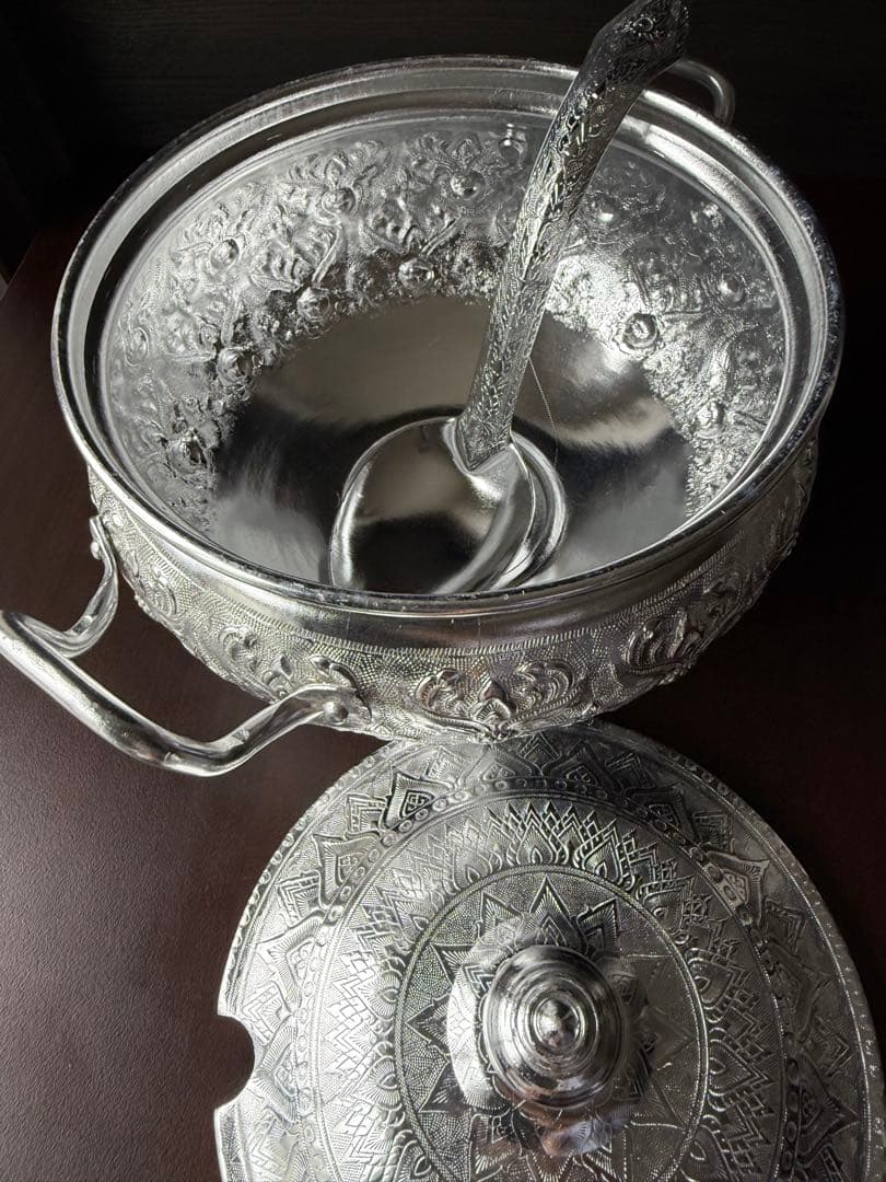 装飾的な鍋 蓋付き 直径約25cm