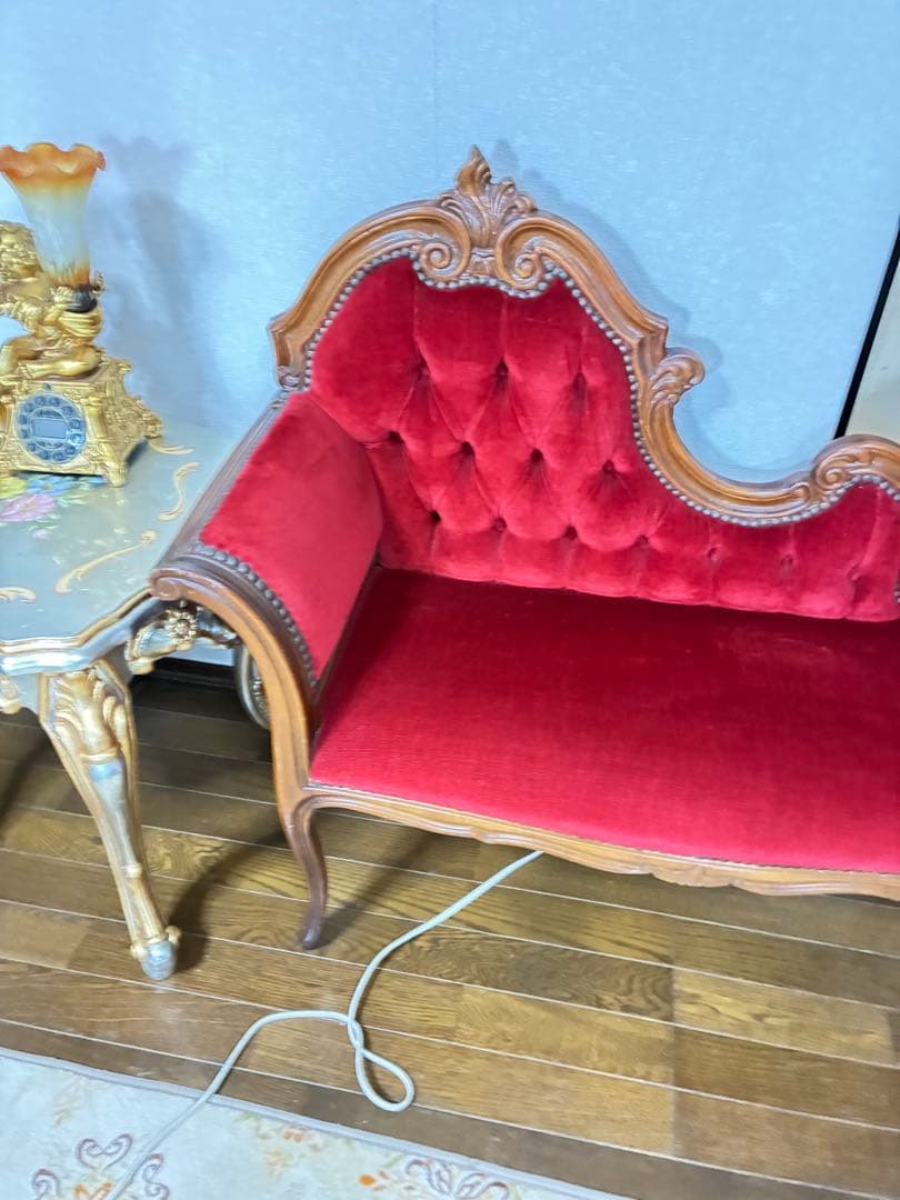 貓脚 クラシック 赤い布張りソファ