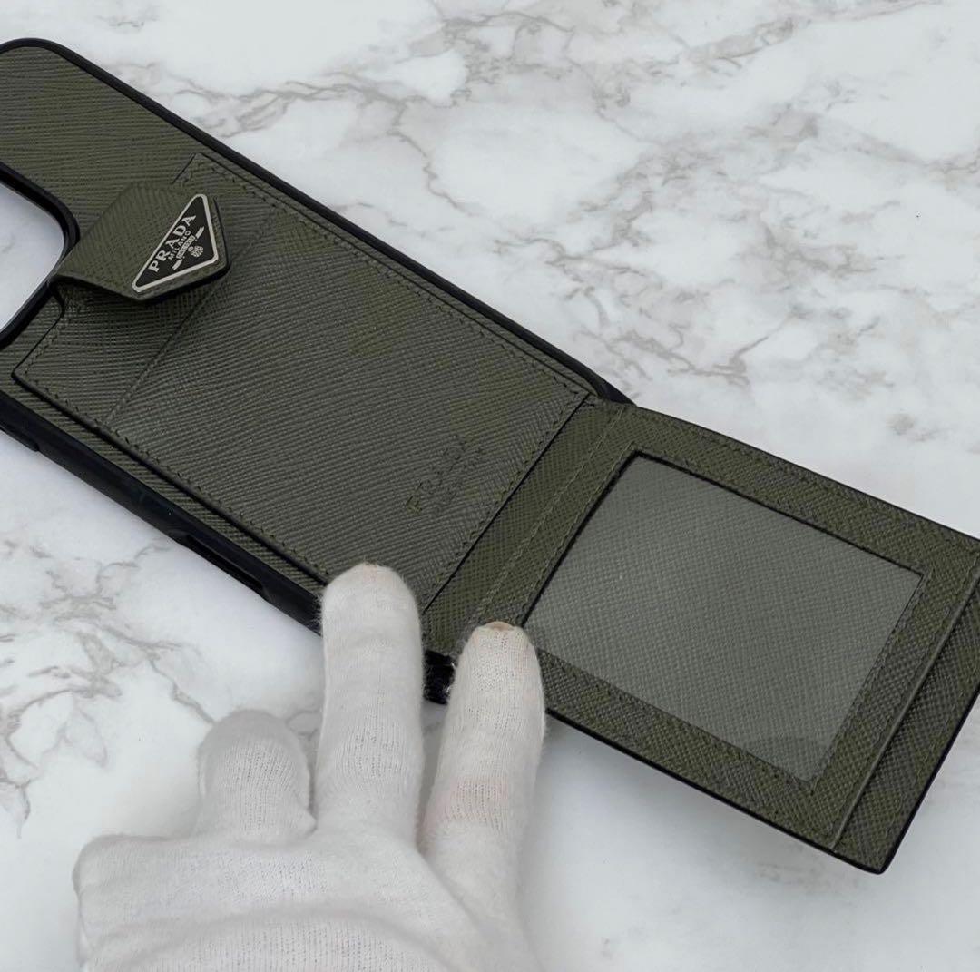 プラダ サフィアーノレザー iPhone 16 Pro Max用ケース グリーン