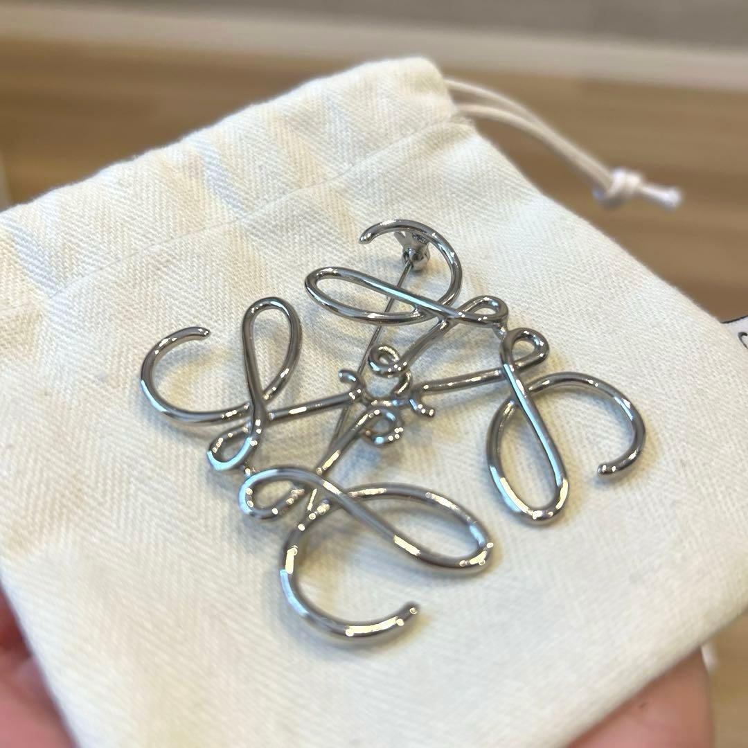 【美品】LOEWE ロエベ アナグラムブローチ シルバー