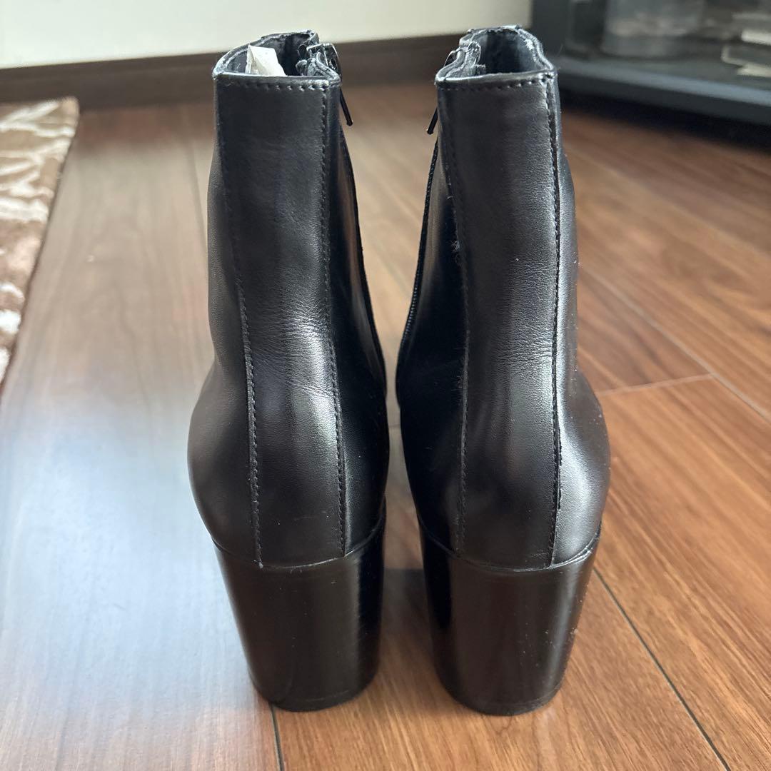 ブラックレザーショートブーツ