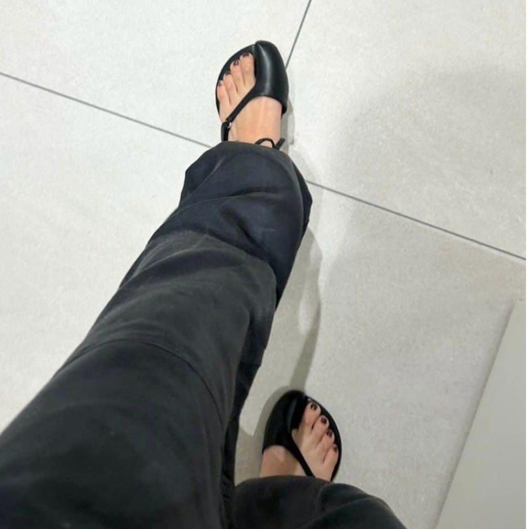 SHISEI ブラック フラットサンダル