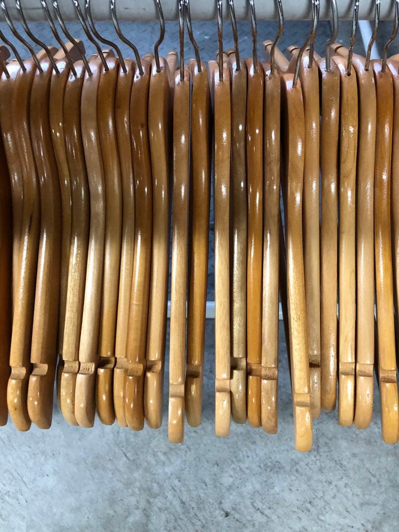 く*ま様 業者様必見！木製ハンガー 光沢仕上げ デザインまとめ売り230本！おま