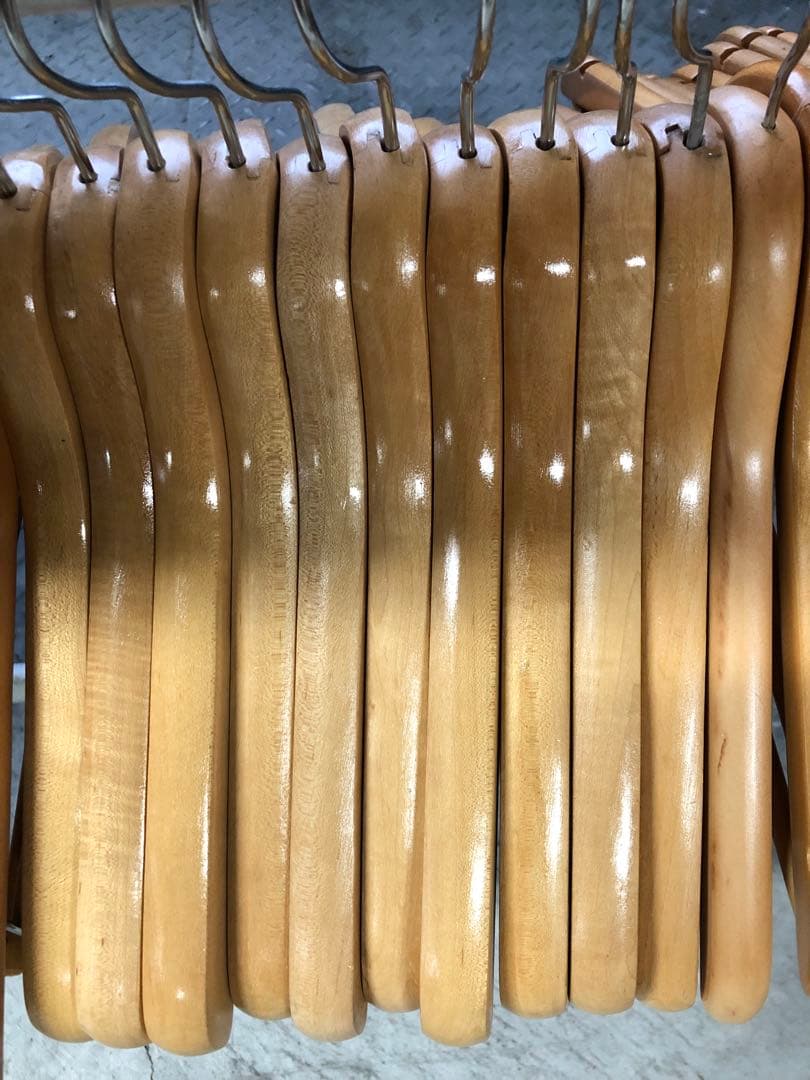 く*ま様 業者様必見！木製ハンガー 光沢仕上げ デザインまとめ売り230本！おま