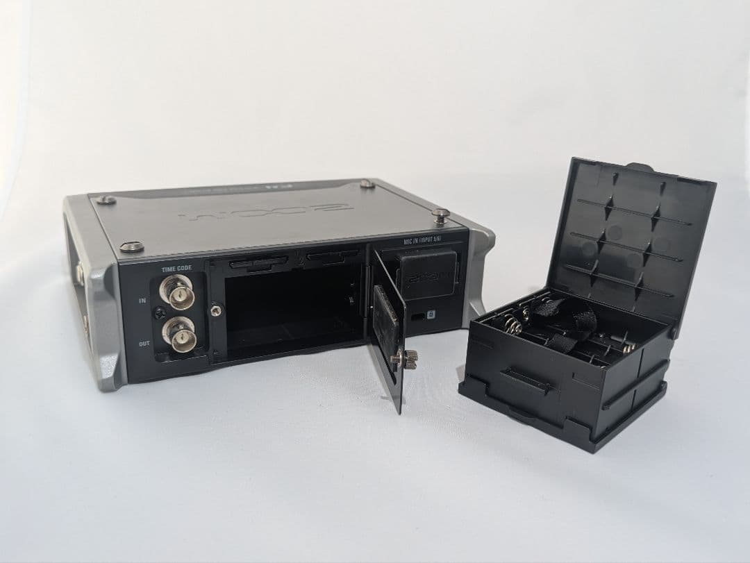 Zoom F4 マルチトラックフィールドレコーダー（8トラック）